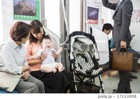 ベビーカーに赤ちゃんを乗せて電車に乗る若い女性 ベビーカーに赤ちゃんを乗せて電車に乗る若い女性 17333008