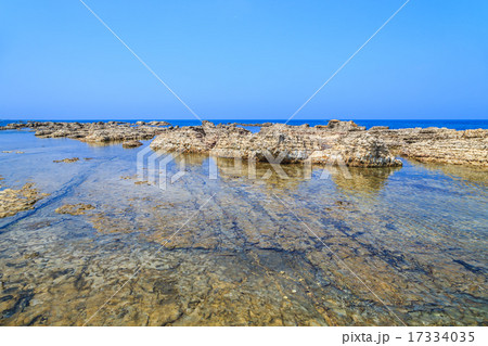 夏の能登半島 揚げ浜塩田傍の海岸 夏の能登半島 揚げ浜塩田傍の海岸 17334035