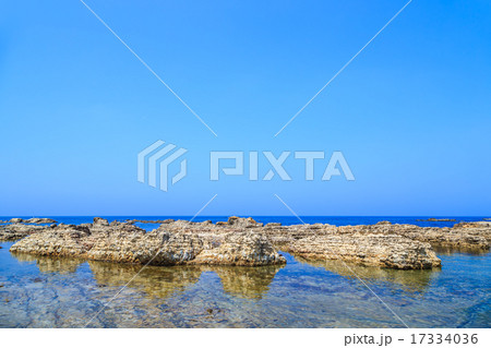 夏の能登半島 揚げ浜塩田傍の海岸 夏の能登半島 揚げ浜塩田傍の海岸 17334036