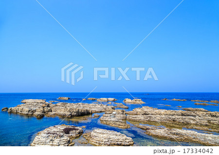 夏の能登半島 揚げ浜塩田傍の海岸 夏の能登半島 揚げ浜塩田傍の海岸 17334042