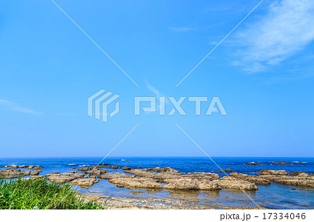 夏の能登半島　揚げ浜塩田傍の海岸 17334046