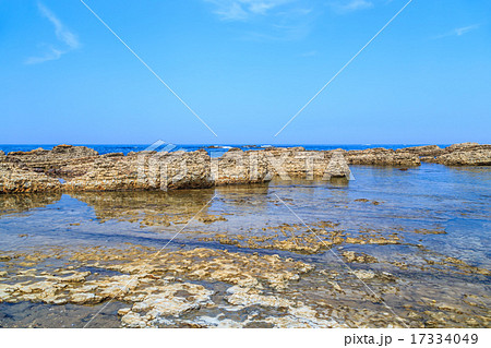 夏の能登半島 揚げ浜塩田傍の海岸 夏の能登半島 揚げ浜塩田傍の海岸 17334049