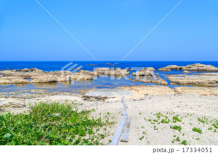 夏の能登半島 揚げ浜塩田傍の海岸 夏の能登半島 揚げ浜塩田傍の海岸 17334051