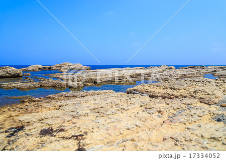 夏の能登半島 揚げ浜塩田傍の海岸 夏の能登半島 揚げ浜塩田傍の海岸 17334052