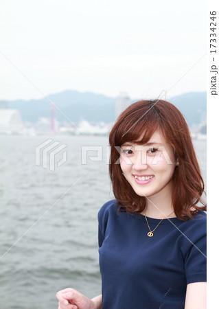 海とセミロングの可愛い女の子 17334246