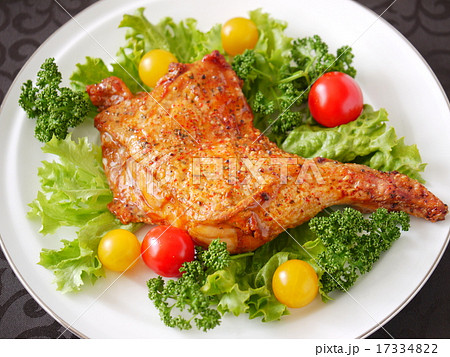 香味鶏 ローストチキンレッグ 黒背景 (ハイアングル) 香味鶏 ローストチキンレッグ 黒背景 (ハイアングル) 17334822