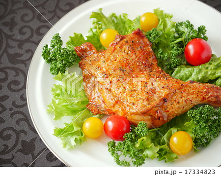 香味鶏 ローストチキンレッグ 黒背景 (左スペース) 香味鶏 ローストチキンレッグ 黒背景 (左スペース) 17334823