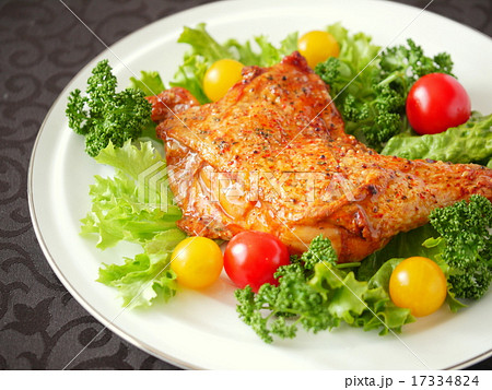 香味鶏　ローストチキンレッグ　黒背景　（横位置） 17334824