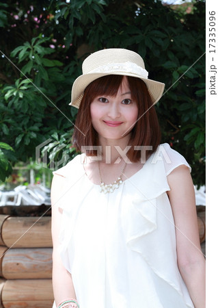 麦わら帽子とミディアムヘアの女性 17335096