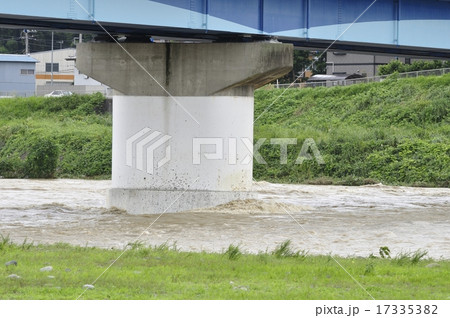高田橋と増水した相模川の写真素材