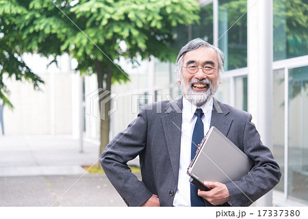 大学　教授　校舎 17337380