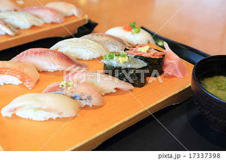 おいしい鮨盛り合わせ おいしい鮨盛り合わせ 17337398