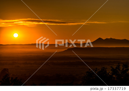 釧路湿原の夕焼け 17337719