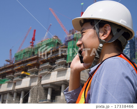Construction worker using mobile phone 17338466