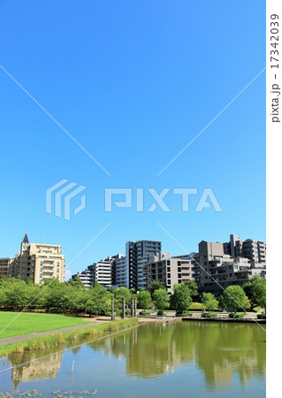 綺麗な夏空のマンション風景の写真素材