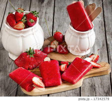 Strawberry popsicles 17342579