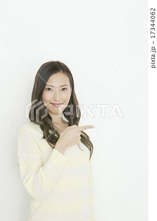 指差しをする２０代女性 17344062
