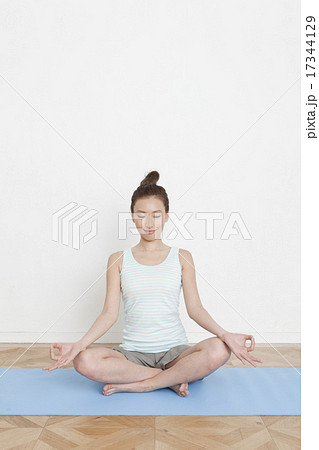 ヨガをする２０代女性 17344129
