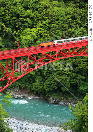 黒部峡谷鉄道の新山彦橋 17344476