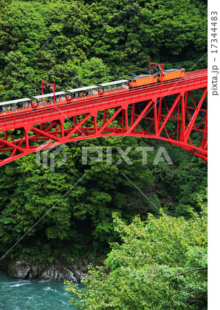 黒部峡谷鉄道の新山彦橋 17344483