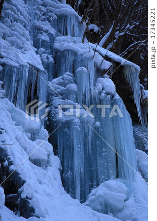 青森県　冬の奥入瀬渓流　馬門岩の氷柱 17345221