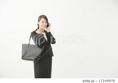 ビジネスバッグを持つ女性 ビジネスバッグを持つ女性 17349976