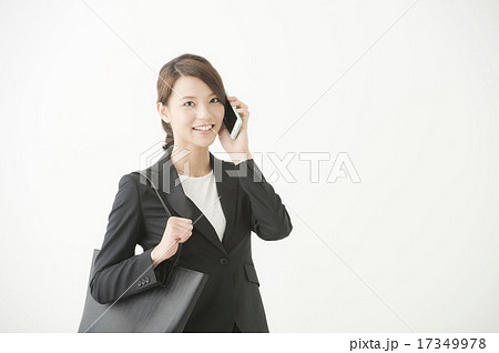 ビジネスバッグを持つ女性 17349978