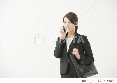 ビジネスバッグを持つ女性 17349987