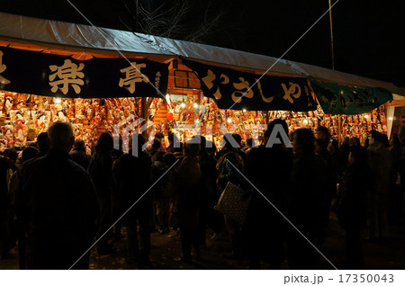 年末の風物詩浅草寺の羽子板市 17350043