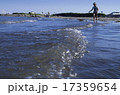 波を追う少年 17359654