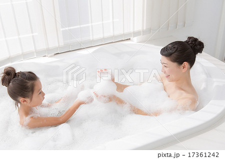 mother and child　6 years old 17361242