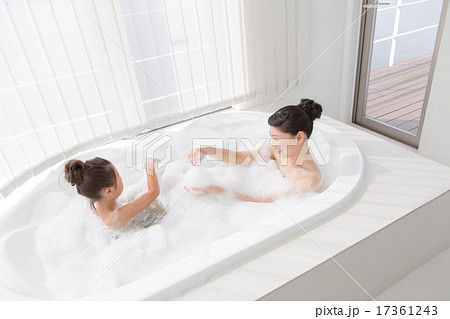 mother and child　6 years old 17361243