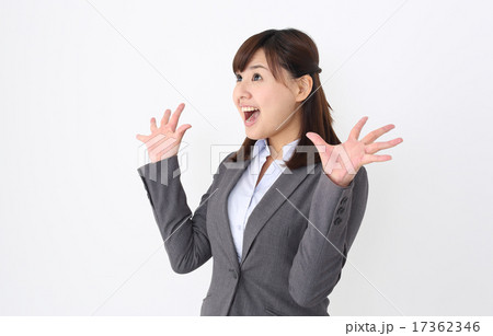 びっくりするビジネスウーマン 17362346