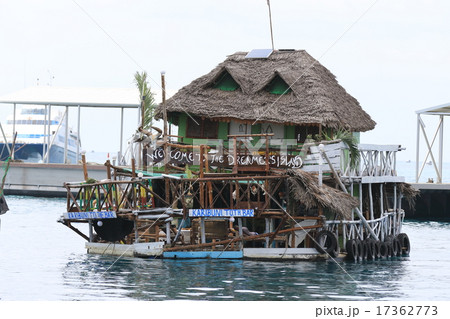 ザンジバル島の水上レストラン 17362773