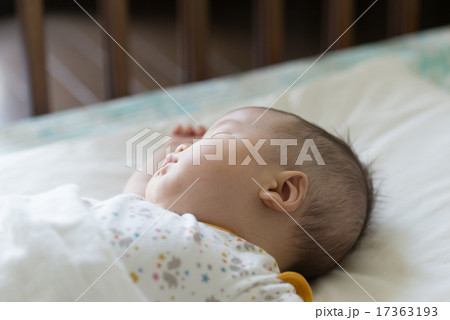 眠っている赤ちゃん 眠っている赤ちゃん 17363193
