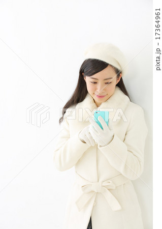 スマートフォン・若い女性 17364961