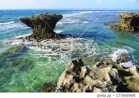 8月沖縄本島・奥武島の竜宮神42龍座・満ち潮の写真素材 [17366966] - PIXTA