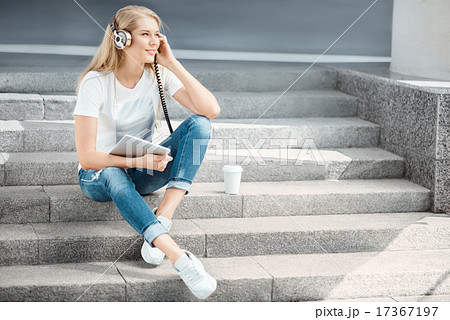 What makes me happy. 17367197