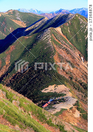 常念岳から常念小屋と大天井岳方面の稜線 17368878