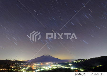 高座山から富士に沈むオリオン座と山中湖の夜景 17368910