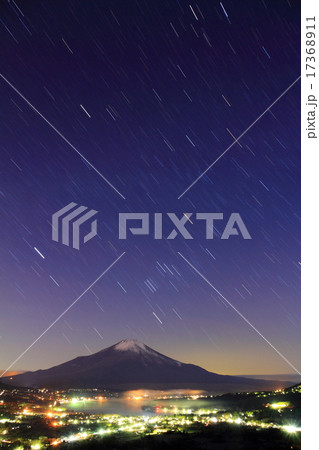 高座山から富士に沈むオリオン座と山中湖の夜景 17368911
