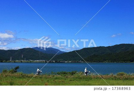 余呉湖周辺をサイクリングする人 17368963