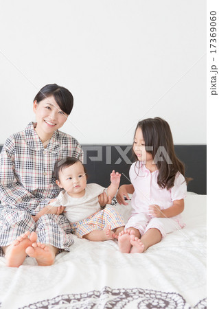 mother and child　11 months old & 6 years old 17369060