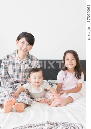 mother and child　11 months old & 6 years old 17369061