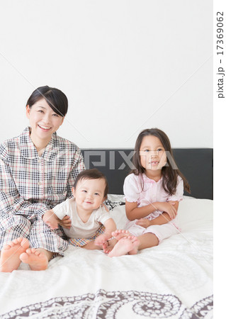 mother and child　11 months old & 6 years old 17369062