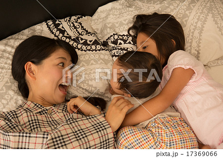 mother and child　11 months old & 6 years old 17369066