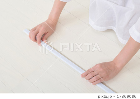 配線カバーをつける女性 17369086