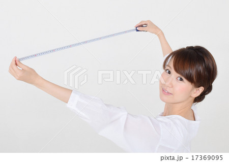 メジャーを持つ女性 17369095