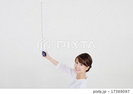 メジャーを持つ女性 17369097