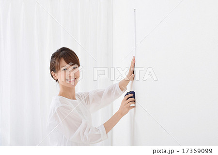 メジャーで測る女性 メジャーで測る女性 17369099